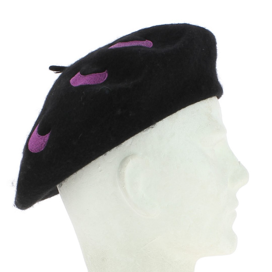 Béret Basque Noir avec Motifs Roses et Lune Brodée Béret Basque Noir avec Motifs Roses et Lune Brodée