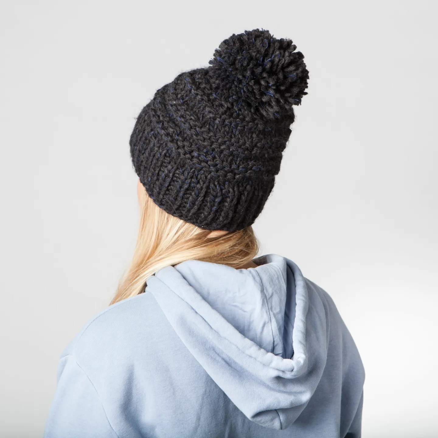 Bonnet Jasmin noir à Pompon - Bats Reference : 2894 | Chapellerie Traclet