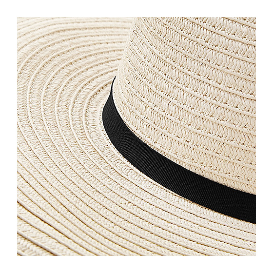 bord de chapeau de paille