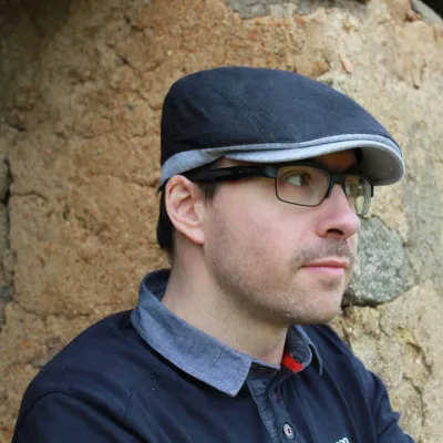 Blue Striped Linen Flat Cap - Traclet Reference: 7023 | Traclet Hat Shop