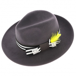 Feather hat: Unique piece of French Creation by Traclet workshops