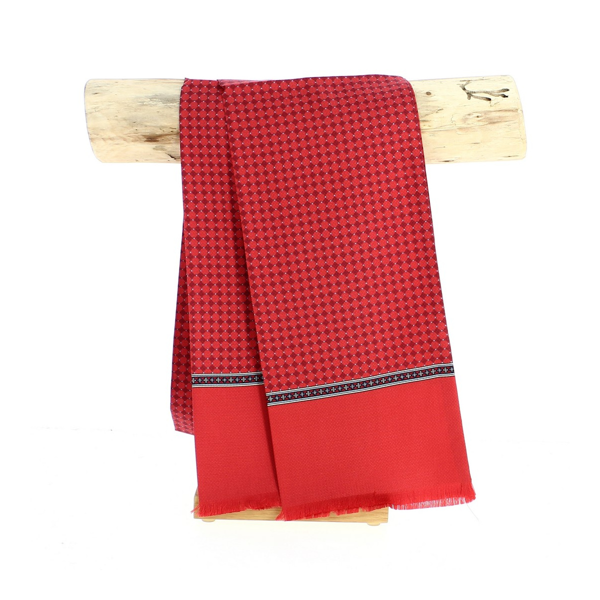 https://media3.chapellerie-traclet.com/80370-thickbox_default/foulard-homme-soie-rouge-motifs-traclet-.jpg